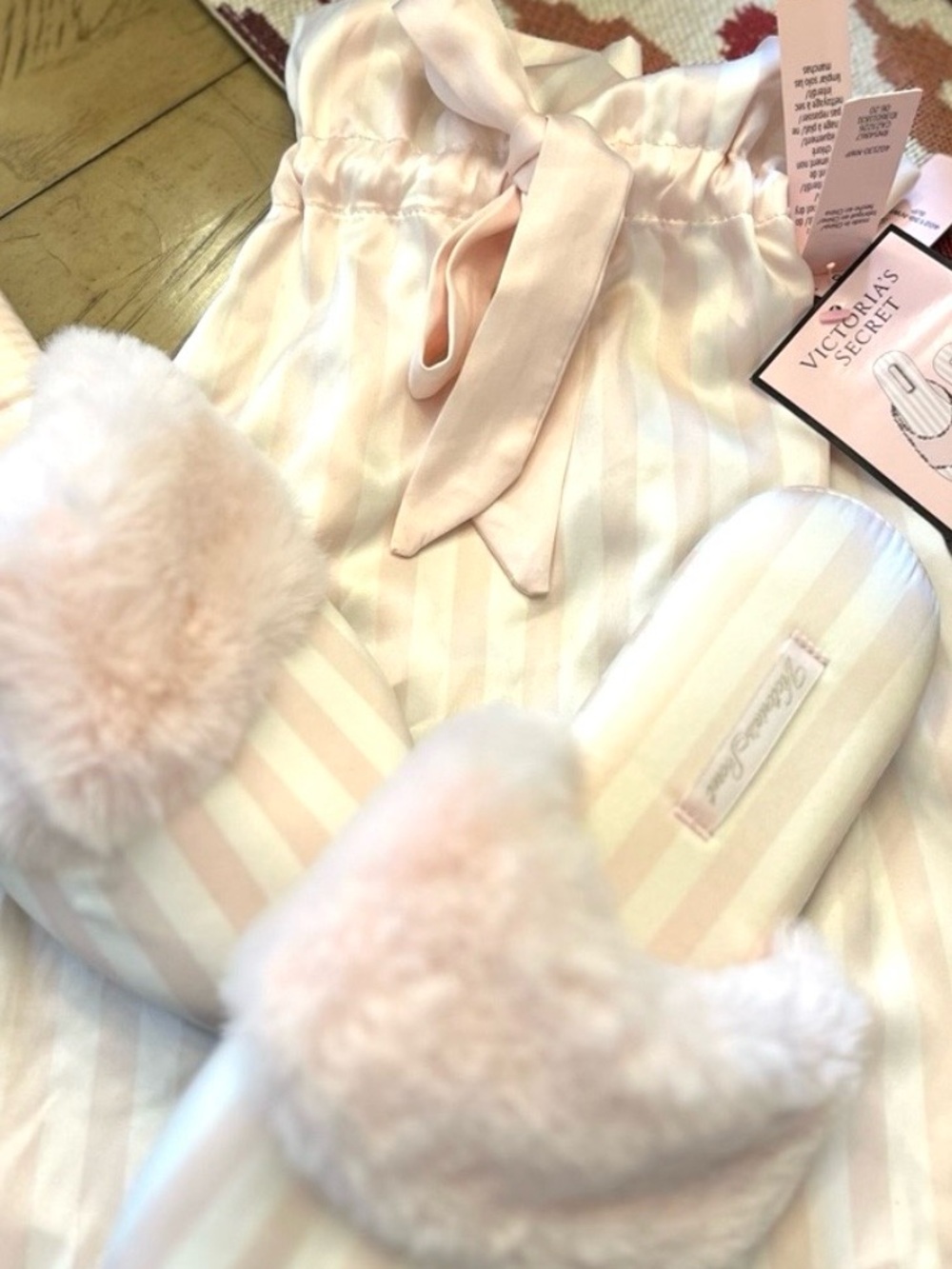 VICTORIA’S SECRET *NEW* Light Pink Striped Slippers with bag - Picture 2 of 13